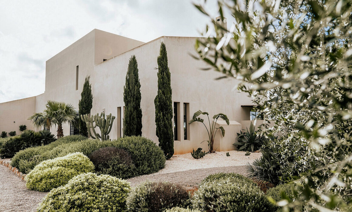 ein Blick auf die Finca Maris. Das moderne Haus fügt sich sanft in die üppige mallorquinische Landschaft.